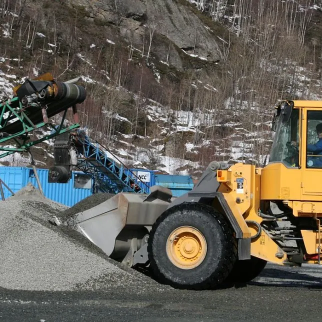 Steinar Skaansar i gul Volvo L120F