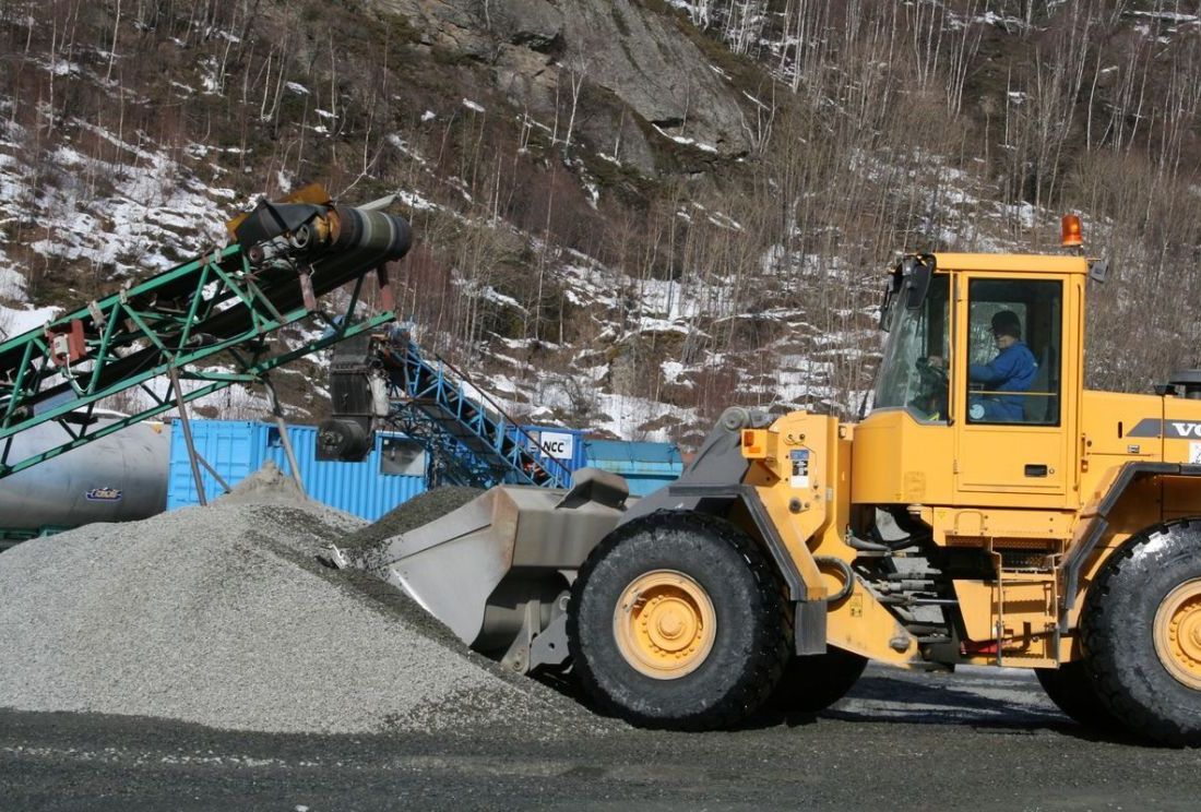 Steinar Skaansar i gul Volvo L120F