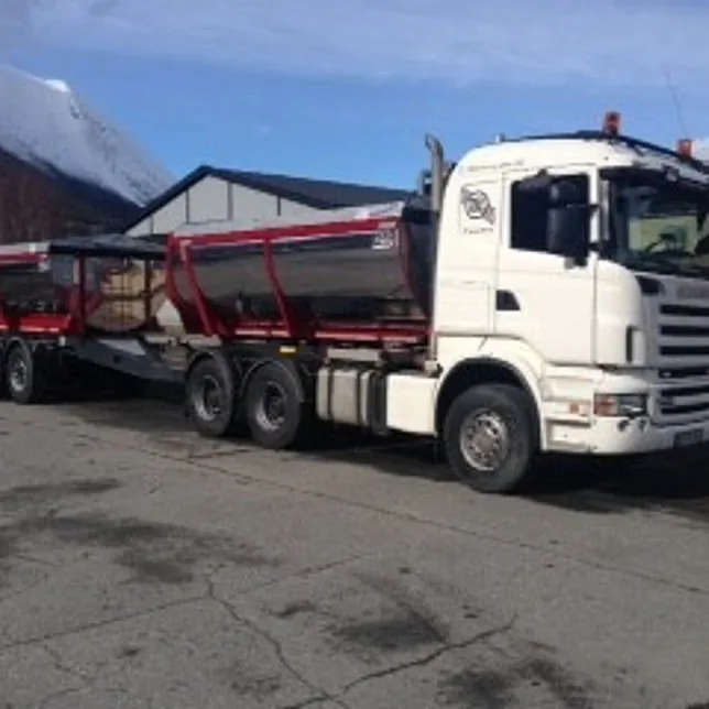 Hvit Scania R500 med asfaltbalje