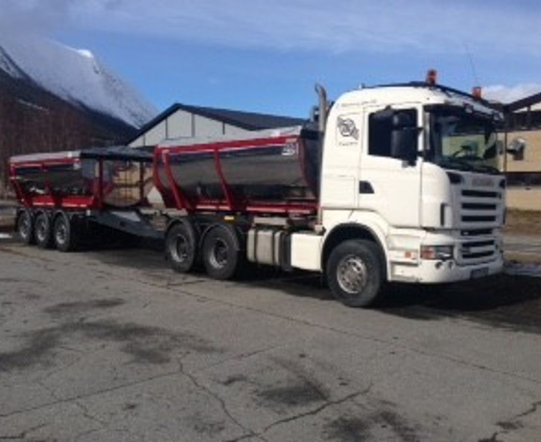 Hvit Scania R500 med asfaltbalje