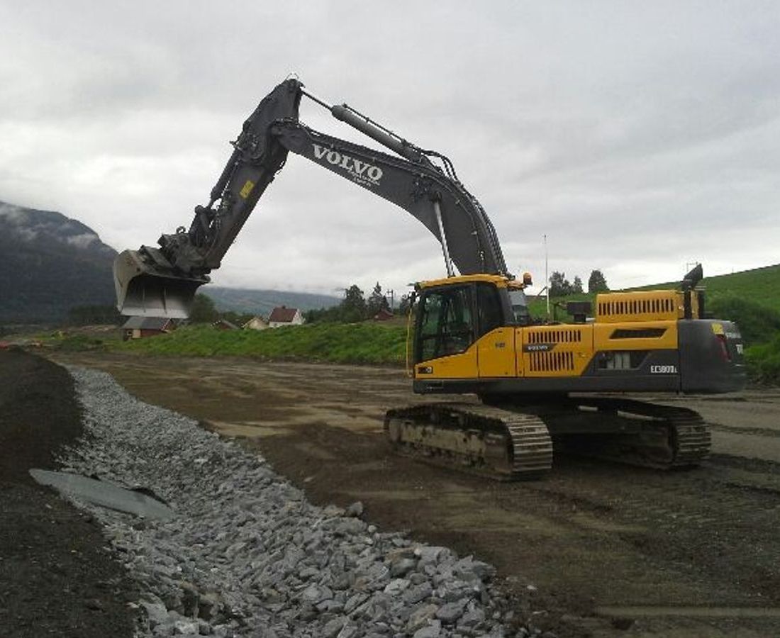 Volvo EC 380 Arild Øygard i arbeid på ny E6 på Fron